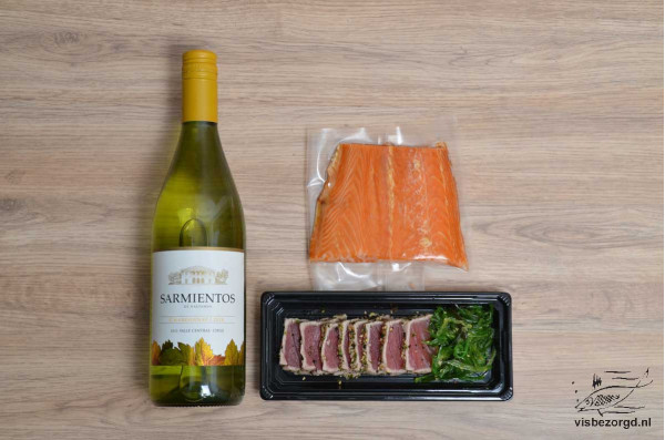 Vispakket (relatiegeschenk) met tonijn tataki, warm gerookte zalm en Chardonnay wijn